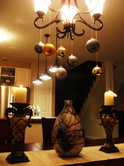Decora con bolas de navidad colgadas - LaCelebracion.com